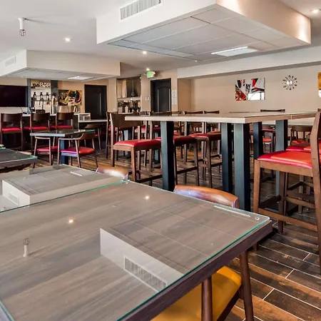 Best Western Premier Noho Inn-2